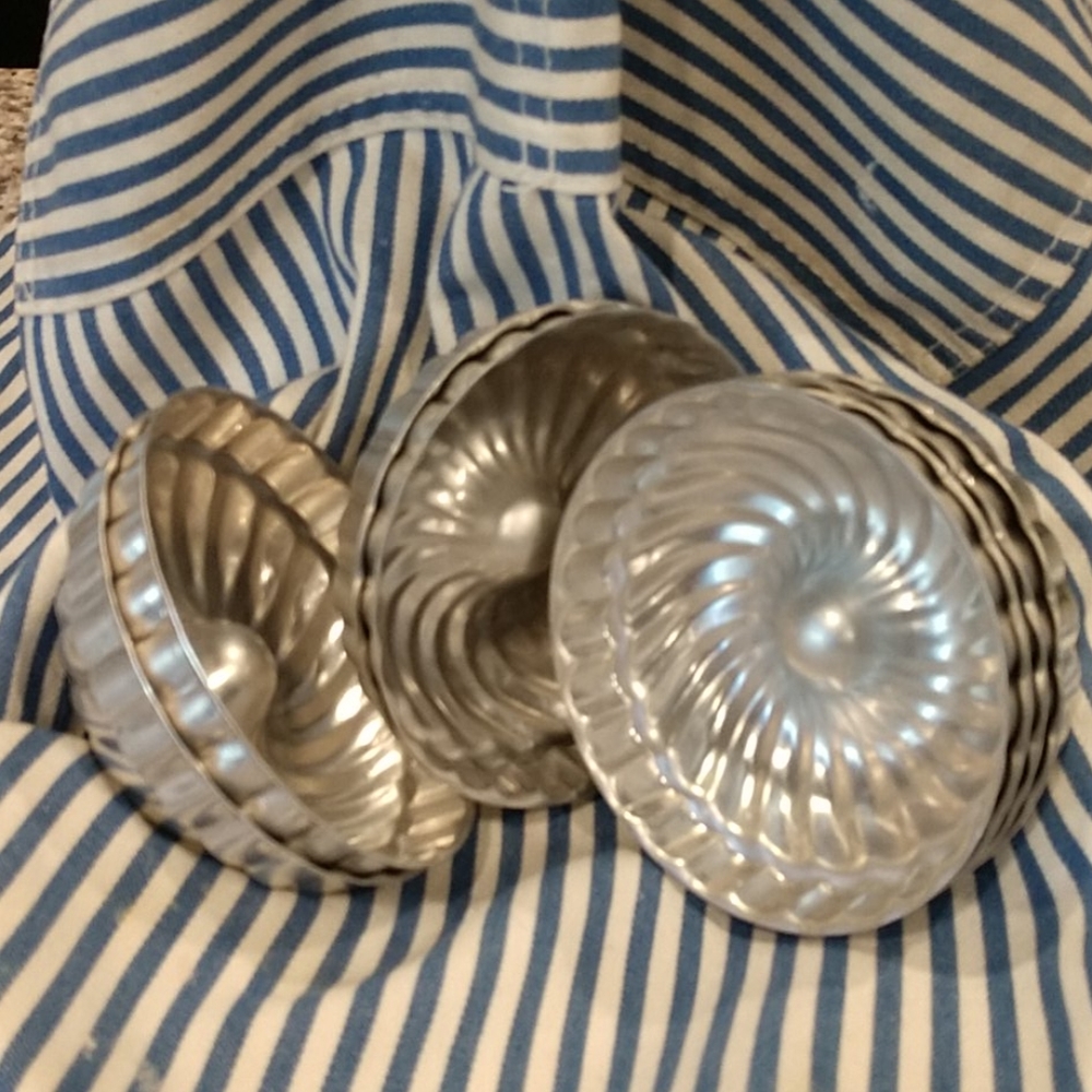 SOLD 8 Vintage tart pans